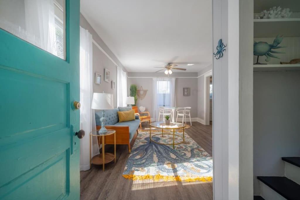 Serene Beachy Bungalow With Large Screened Porch! Tampa Exteriör bild