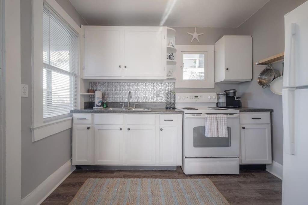 Serene Beachy Bungalow With Large Screened Porch! Tampa Exteriör bild