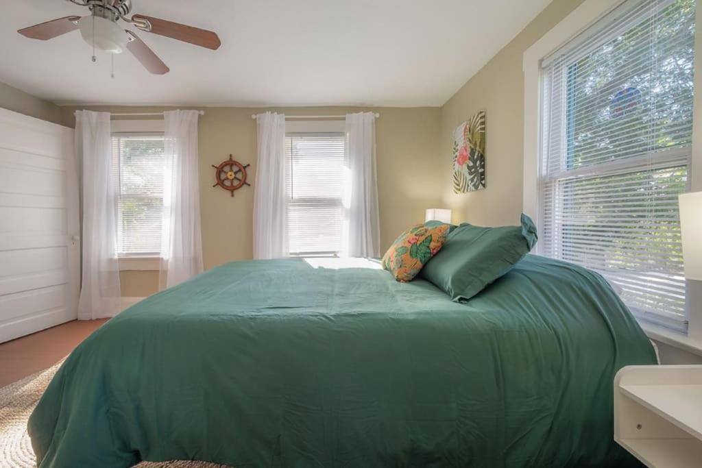 Serene Beachy Bungalow With Large Screened Porch! Tampa Exteriör bild
