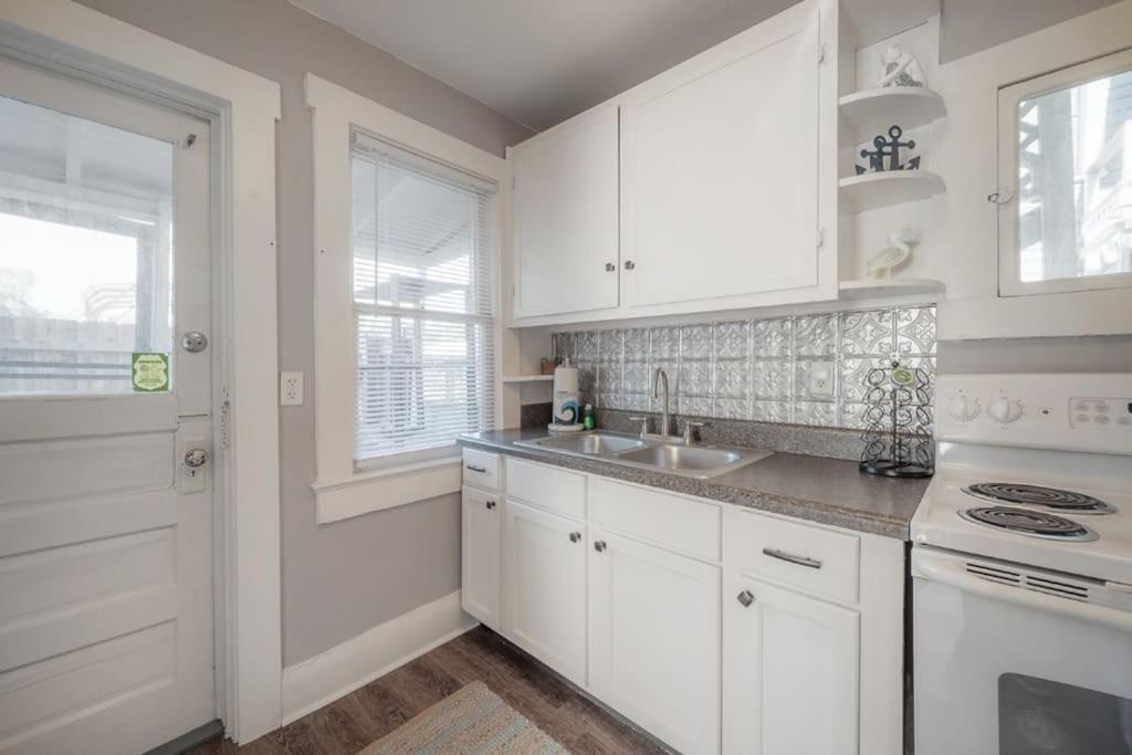 Serene Beachy Bungalow With Large Screened Porch! Tampa Exteriör bild