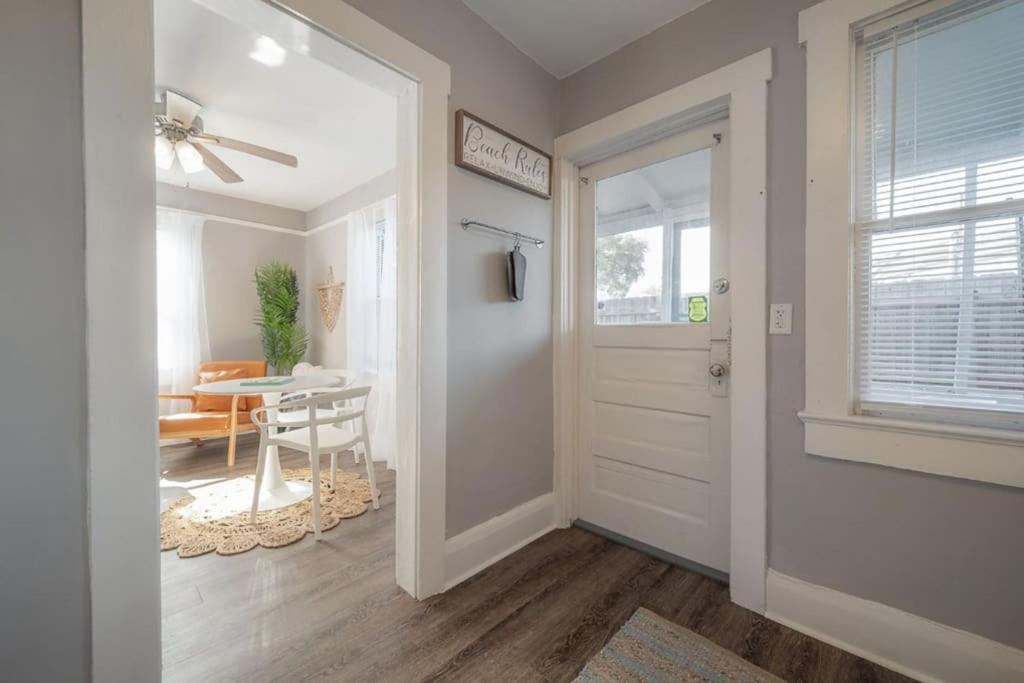 Serene Beachy Bungalow With Large Screened Porch! Tampa Exteriör bild